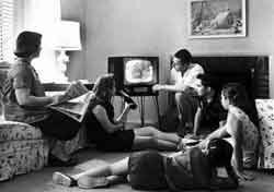 Американская семья у телевизора